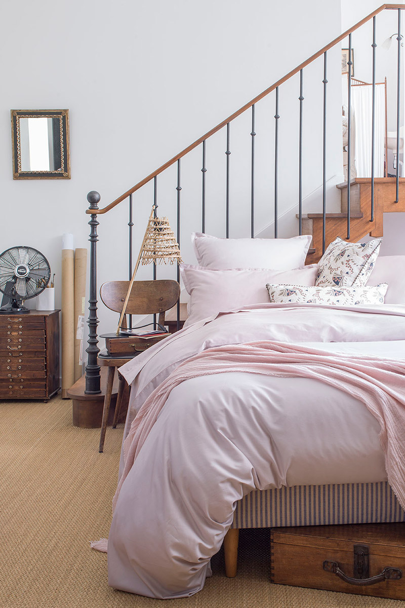 chambre et escaliers rose pâle