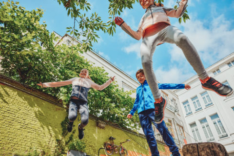 Enfants Domyos qui s'amusent dans une cours d'école