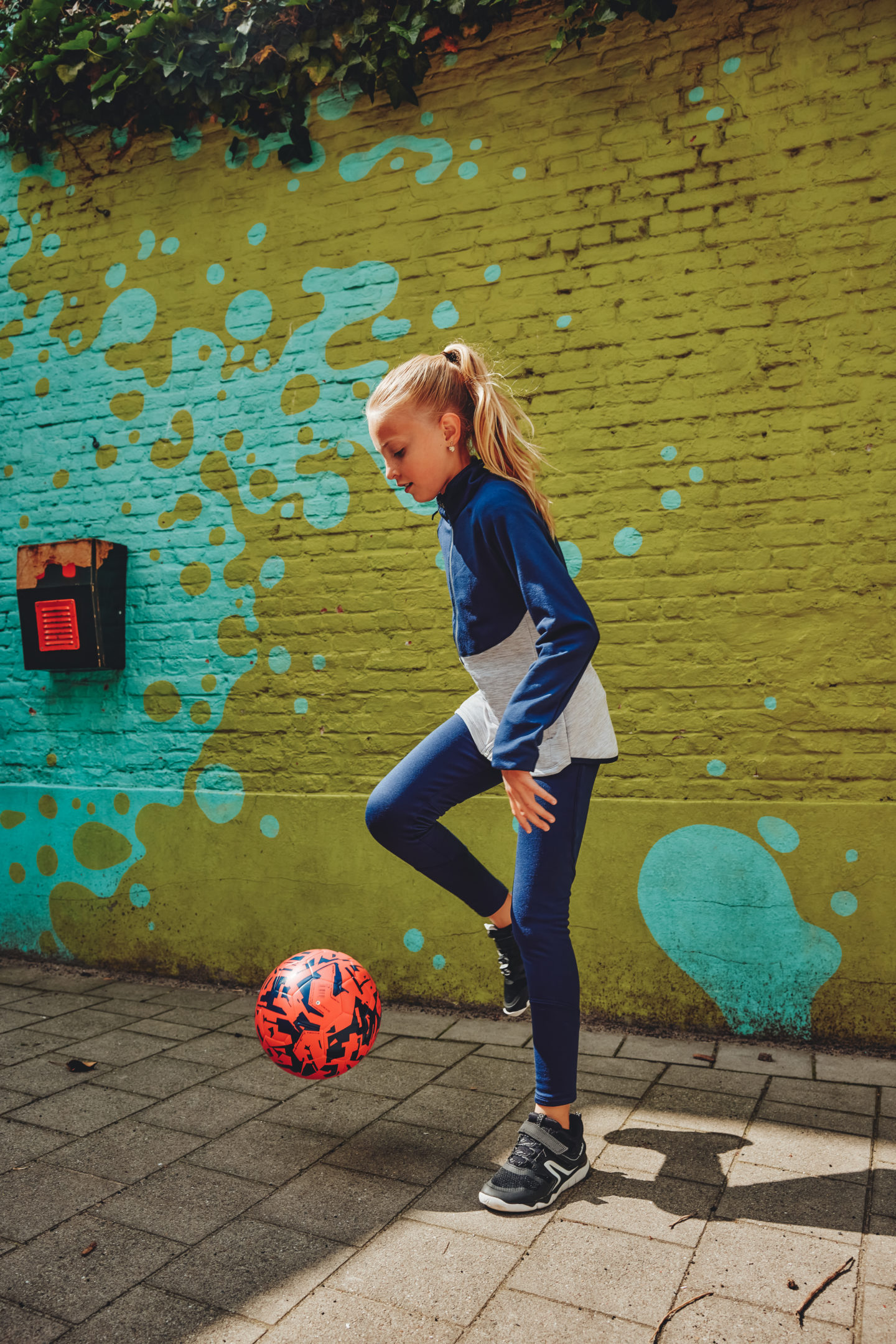 Fille Domyos jouant au ballon de football