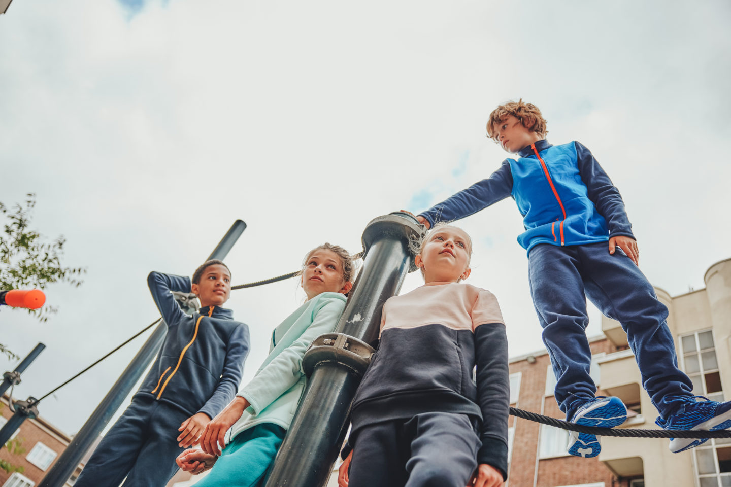 Enfants Domyos sur des jeux pour enfants dans une cour d'école