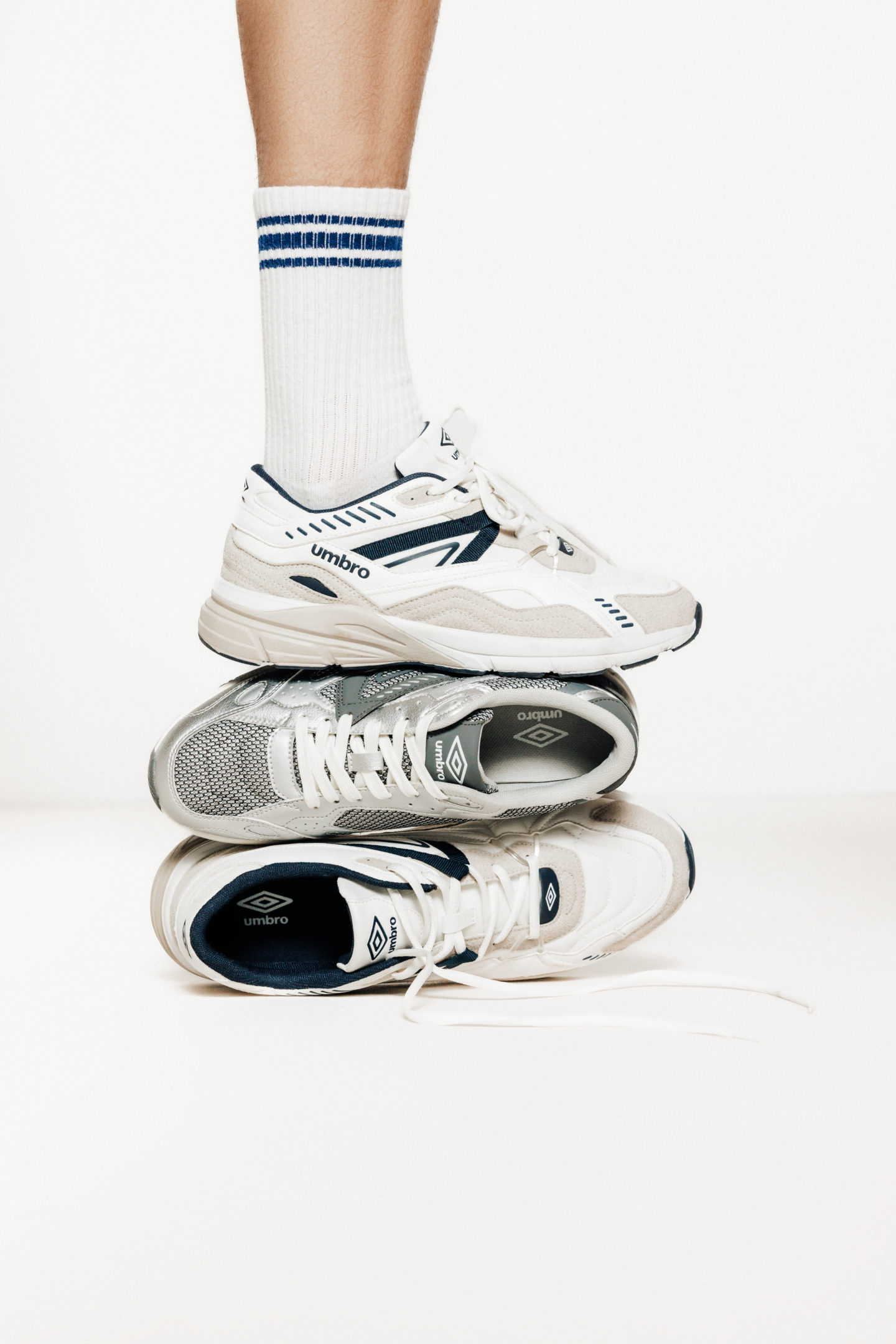 Basket Jules x Umbro posée sur un sol avec un arrière-plan blanc, photo par M La Créative