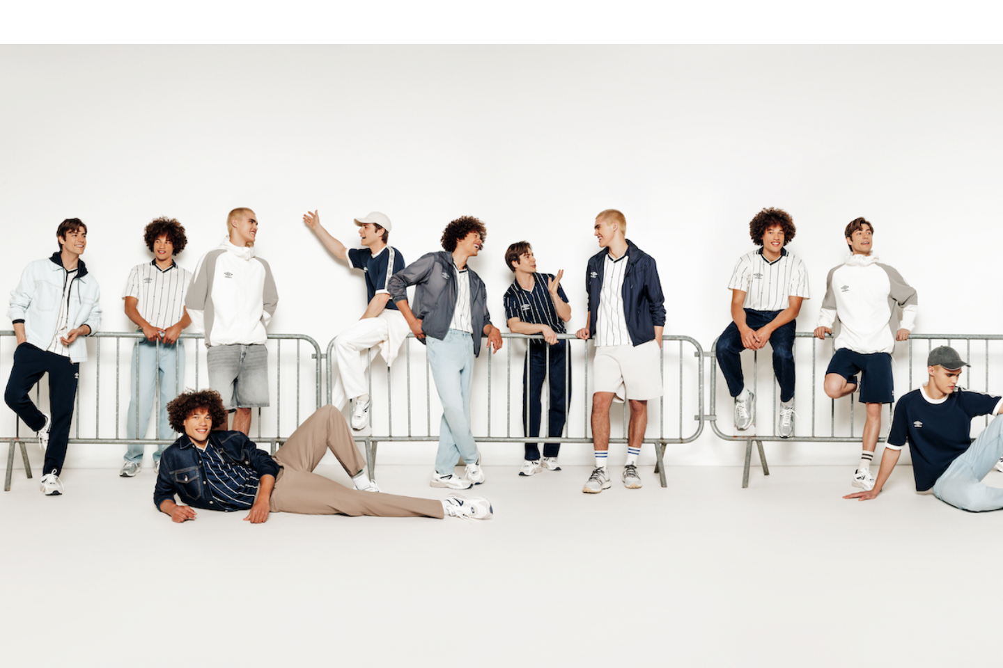 Groupe de personnes autour d’une barrière urbaine, Jules x Umbro, photo par M La Créative