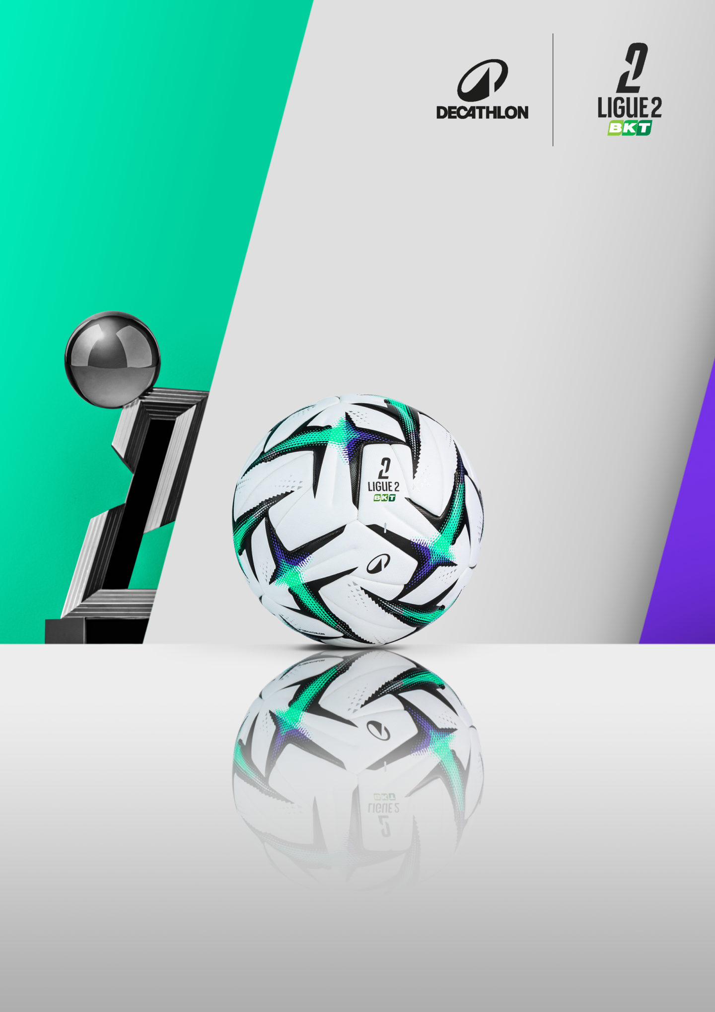 Photo ballon de la ligue 2 avec sa coupe en second plan