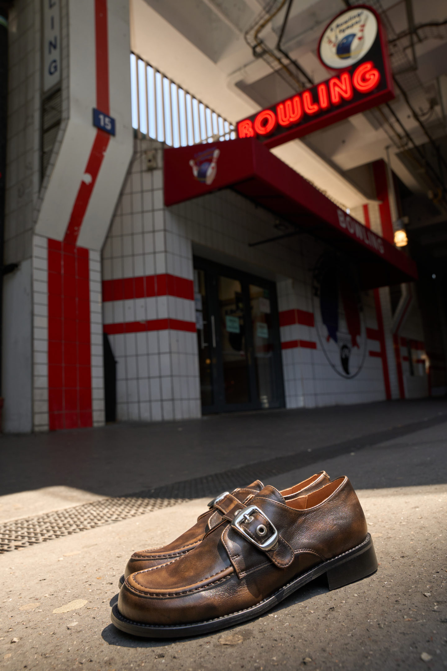 Nature morte d'une paire de chaussures devant l'entrée d'un bowling vintage