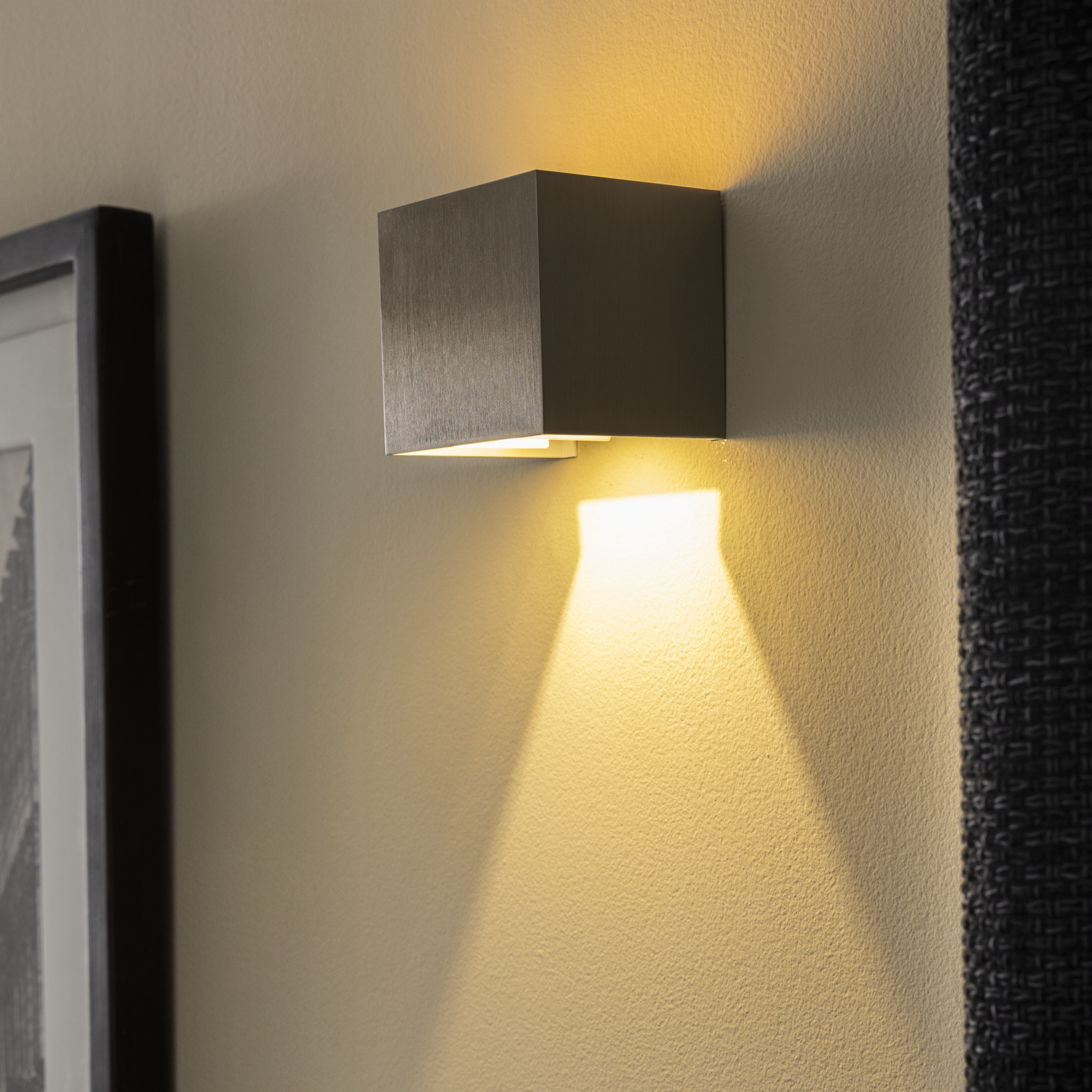 Luminaire au mur noir allumé