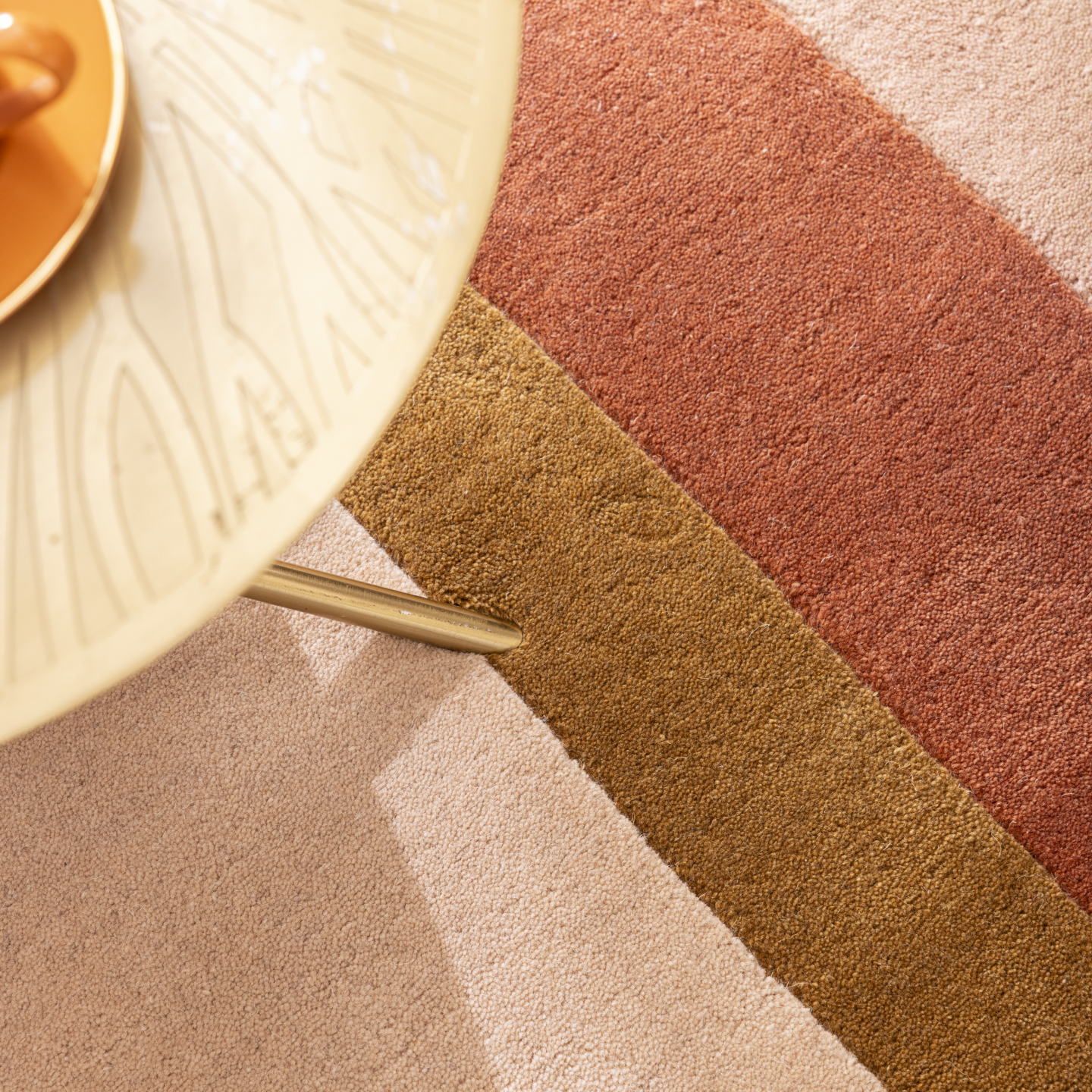 Vue de dessus d'un tapis terracotta rose et camel
