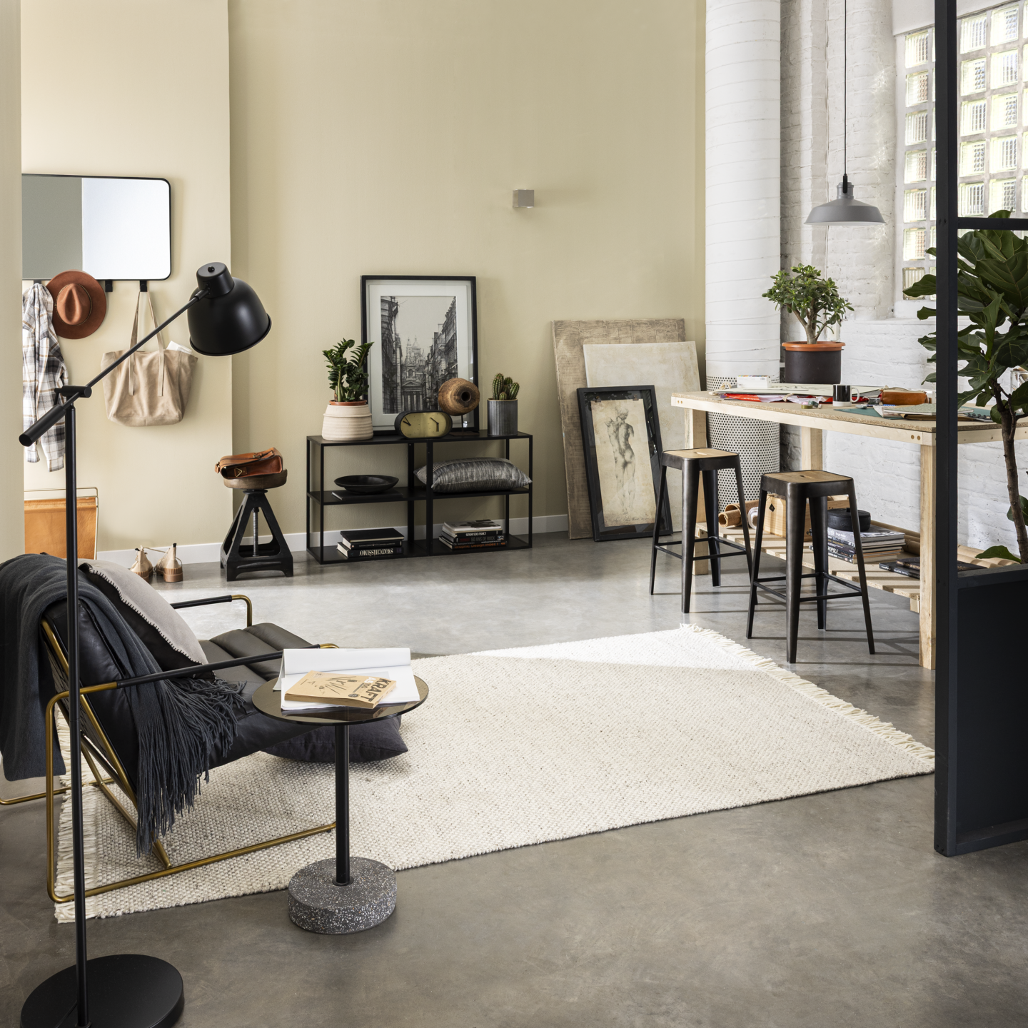 Bureau dans le style industriel avec des murs crèmes, un sol gris et des meubles noirs