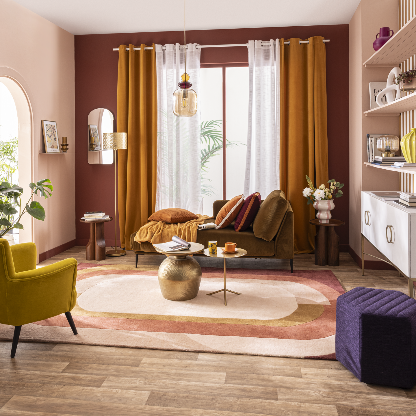 Salon dans les teintes jaunes, terracotta, roses et bois