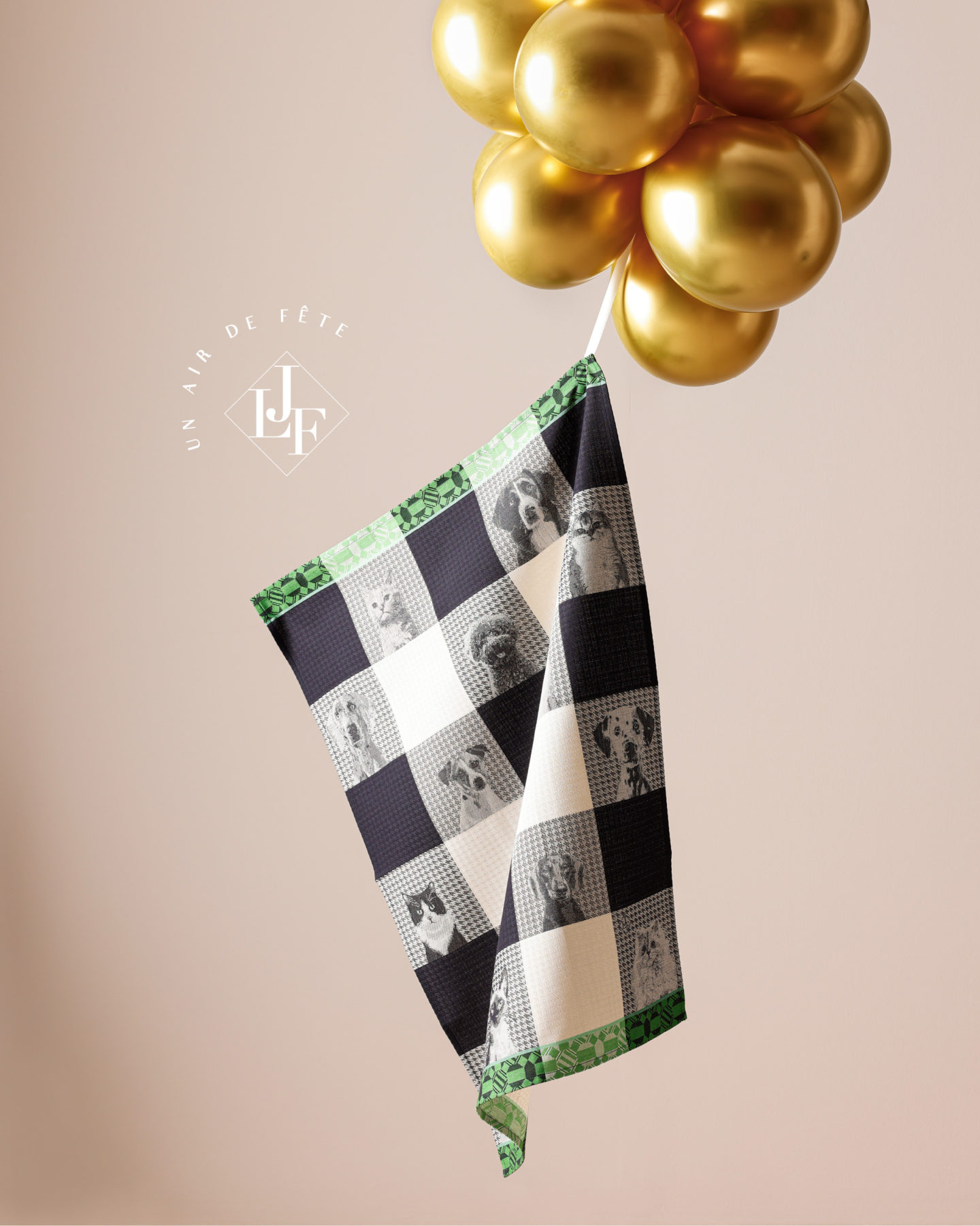 torchon "truffes" suspendu par un groupe de ballons dorés flottants