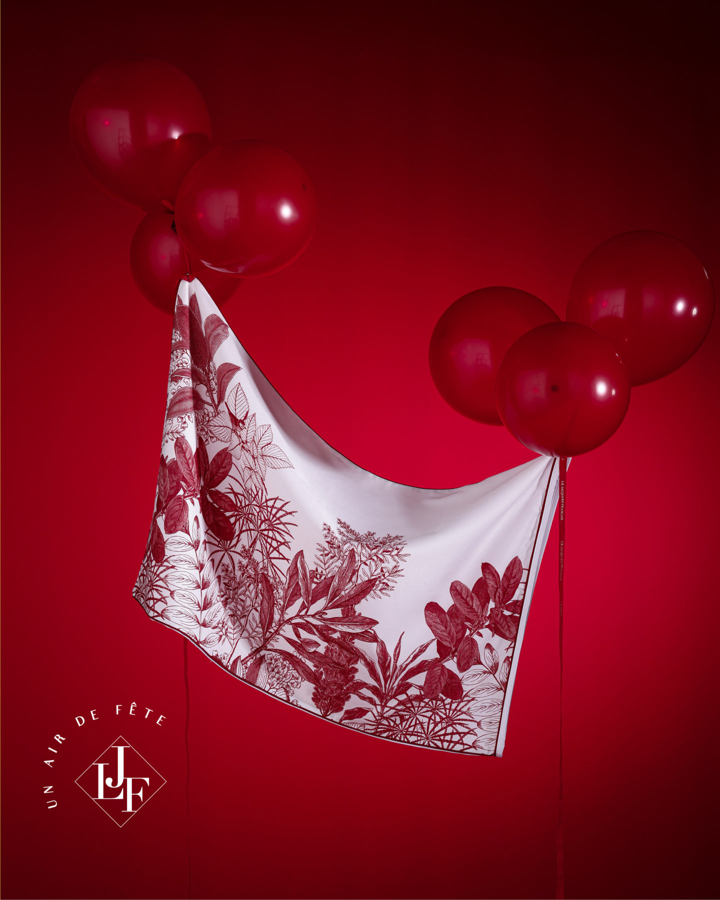 taie d'oreiller suspendu par un groupe de ballons rouges flottants